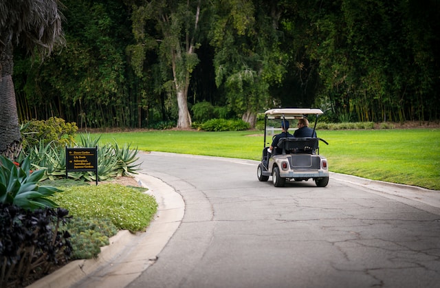 Tingkatkan pengalaman Golf anda dengan kereta elektrik 4 tempat duduk